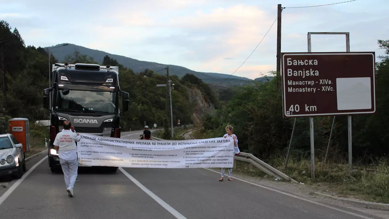 Tensiuni în Balcani. Kosovo închide două puncte de trecere a frontierei cu Serbia, după ce protestatari sârbi au blocat parțial drumurile