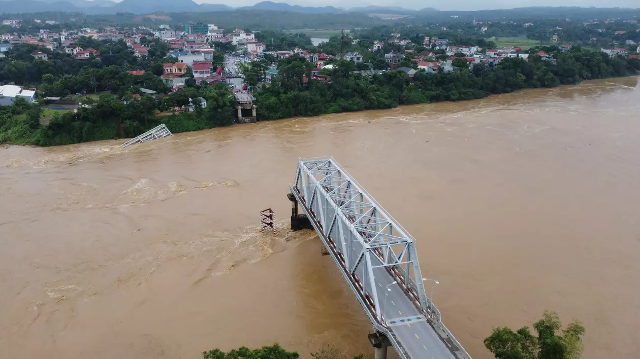 Momentul în care mai multe mașini plonjează într-un râu din Vietnam, după ce podul pe care se aflau s-a prăbușit. VIDEO