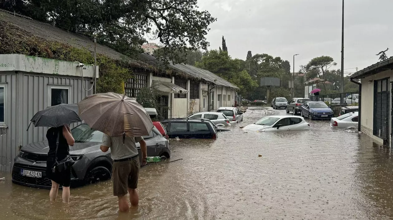 Inundații la Dubrovnik, una dintre stațiunile din Croația preferate de români. Turiștii, cu apa până la genunchi VIDEO