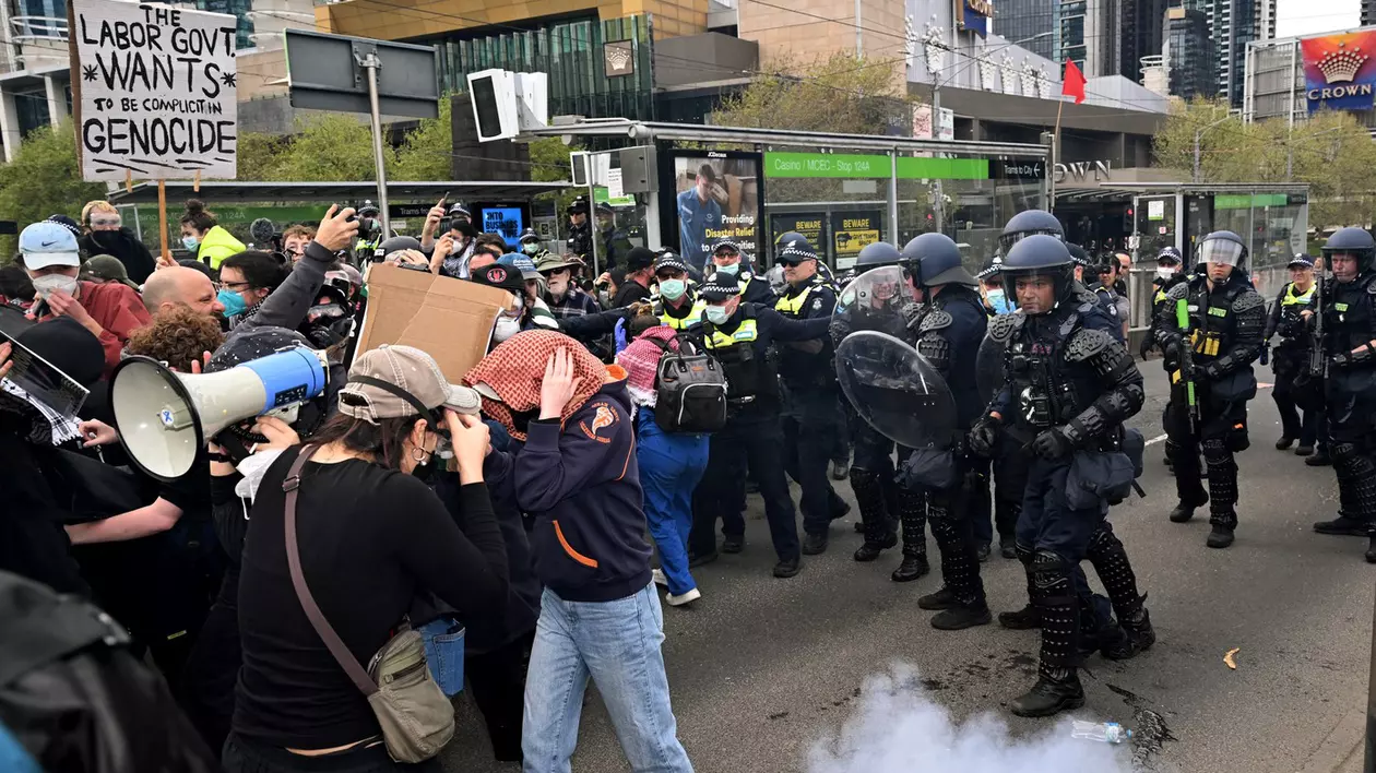 Manifestații violente împotriva războiului la Melbourne, la o expoziţie de tehnică militară. Poliția a folosit gaze lacrimogene și gloanțe de cauciuc | VIDEO