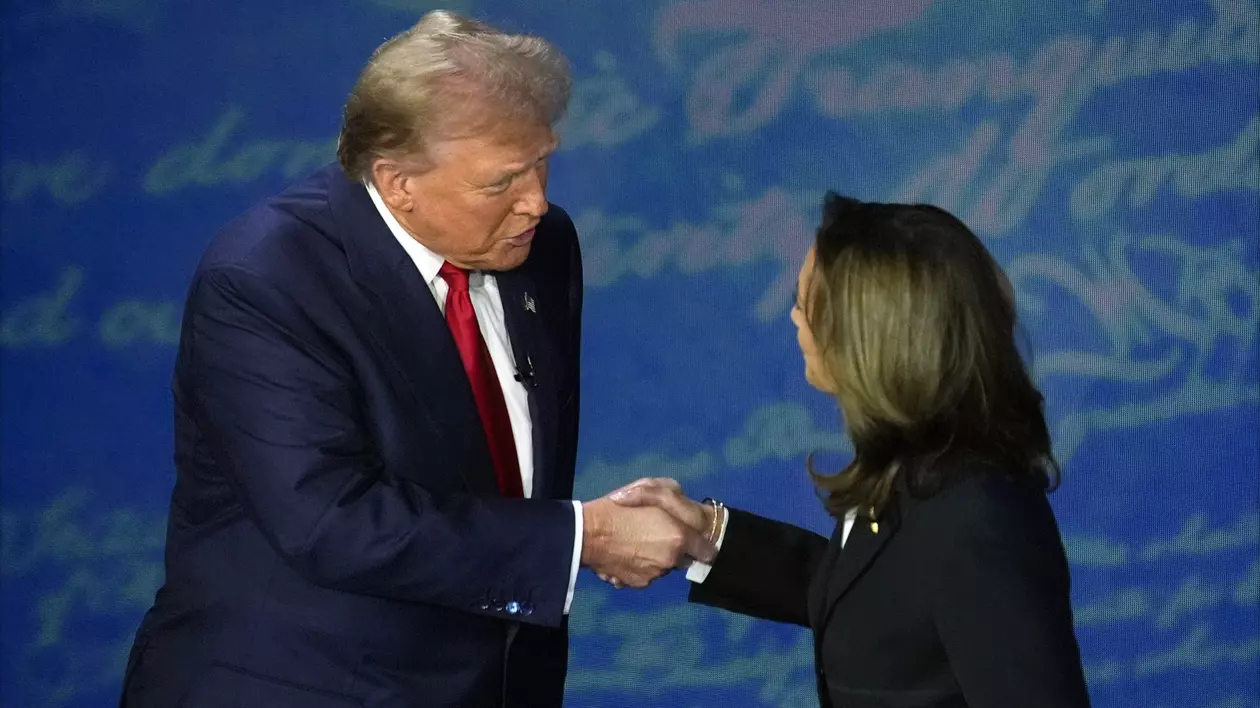 Donald Trump și Kamal Harris dau mâna cordial înainte de dezbaterea care a avut loc