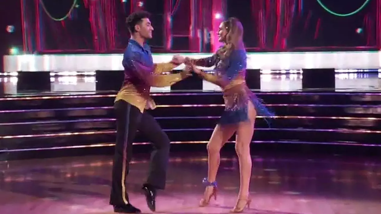 „Regina escrocheriilor” a impresionat la debutul în „Dancing With the Stars”, unde a apărut cu brățara de urmărire la gleznă: „Mi-ai tăiat răsuflarea”