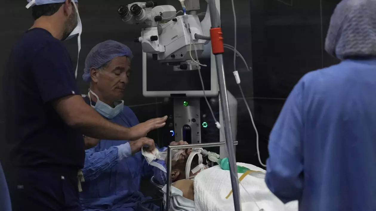 Medic libanez, șocat de numărul răniților după exploziile dispozitivelor electronice: „Dorm doar două ore, în rest operez”