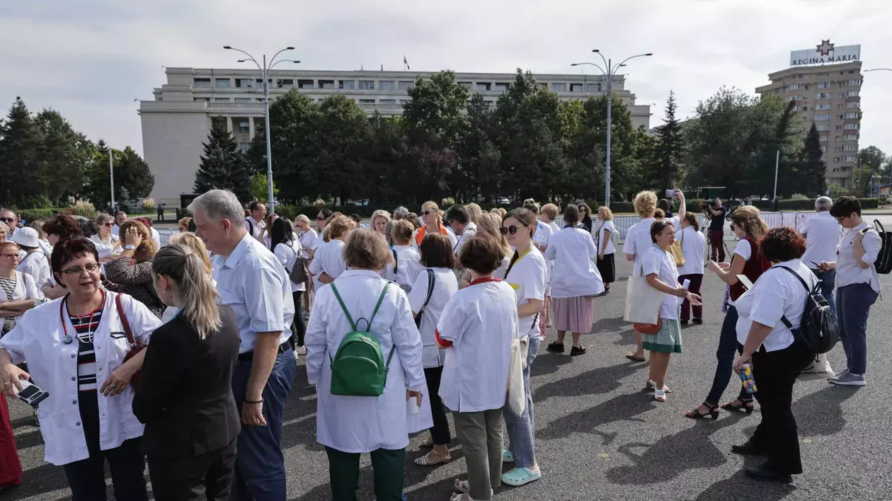 Protest al medicilor din ambulatoriu în fața Guvernului. „Profesia medicală trebuie respectată” / „Medicii nu sunt nici criminali, nici ucigași în serie” | VIDEO