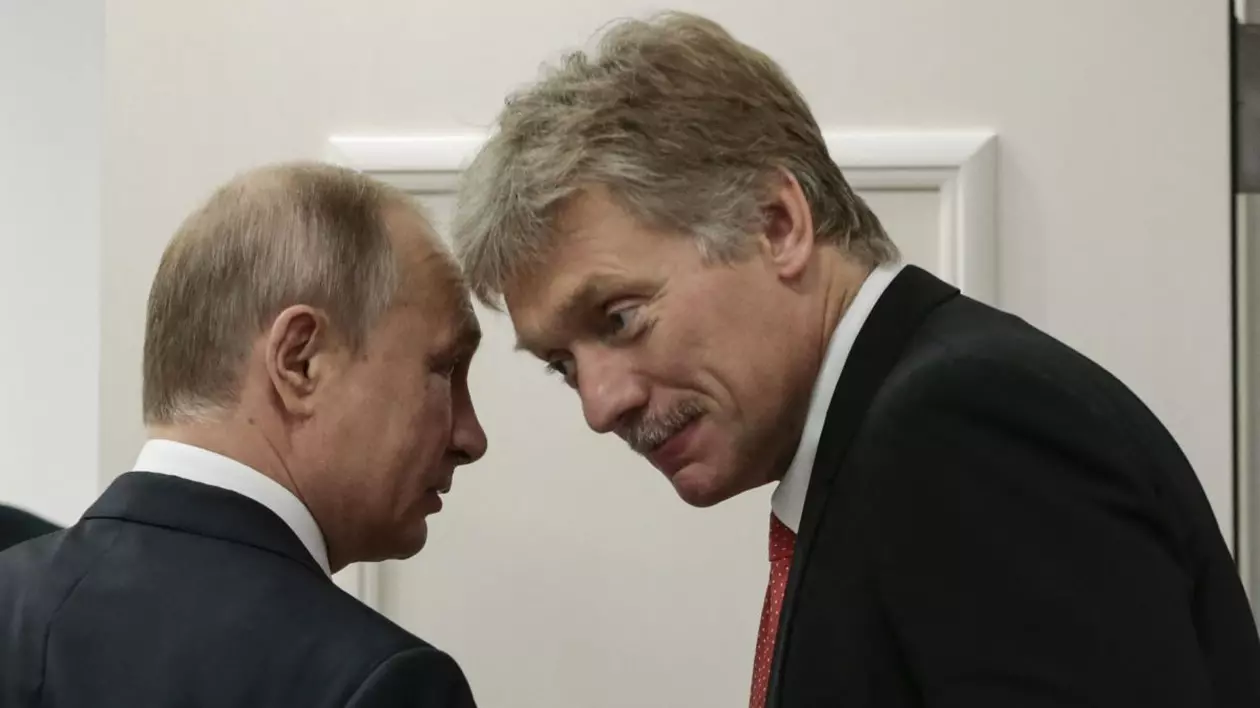 Dmitri Peskov (dreapta), alături de Vladimir Putin Foto: Hepta