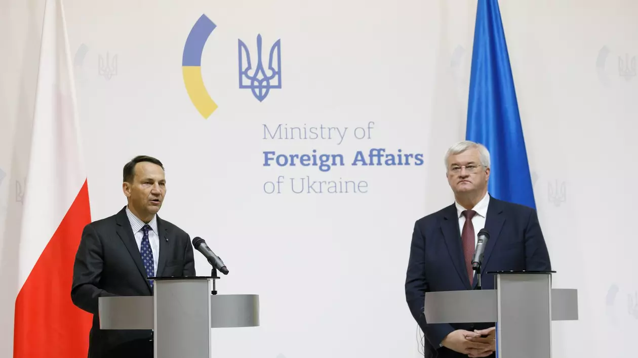 Radoslaw Sikorski (stânga), într-o conferință de presă la Kiev alături de omologul său ucrainean Andrii Sîbiha Foto: Profimedia