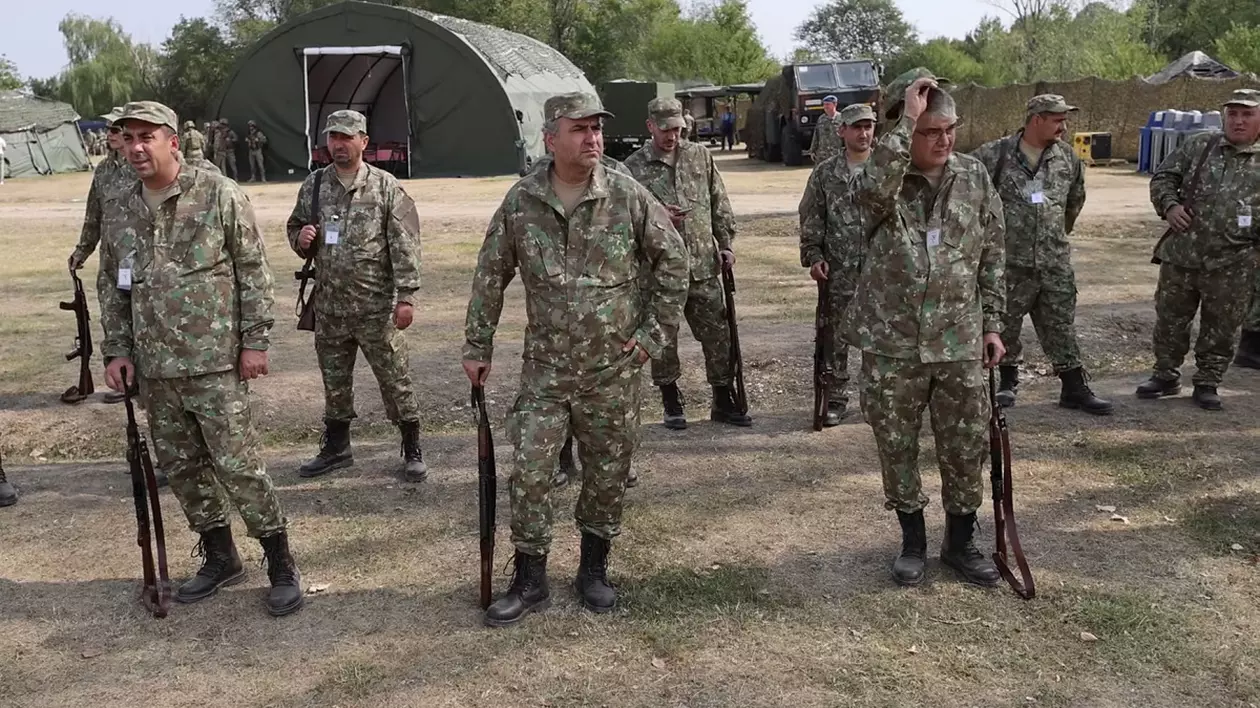 Rezerviştii duşi la exerciții militare în Prahova au chemat ambulanța: „M-au frecat rău bocancii, am șosete scurte" | VIDEO