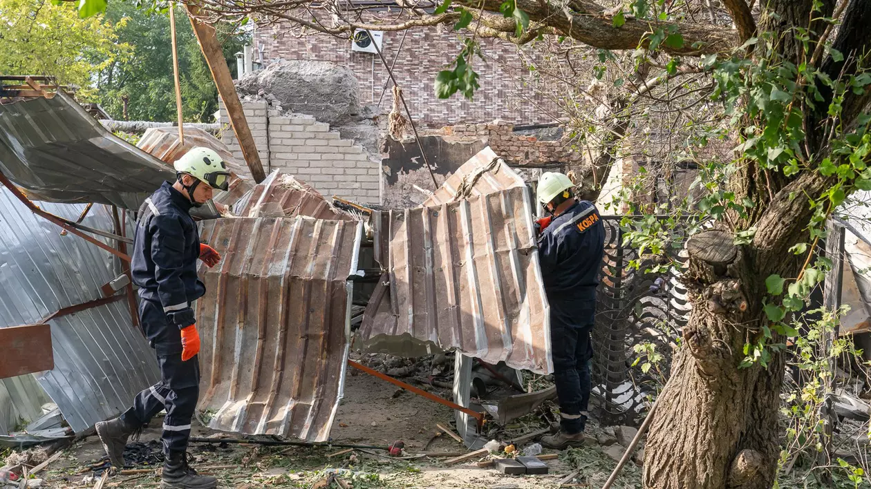 Salvatori ucraineni intervin la locul unui atac cu drone în Zaporojie Foto: Profimedia