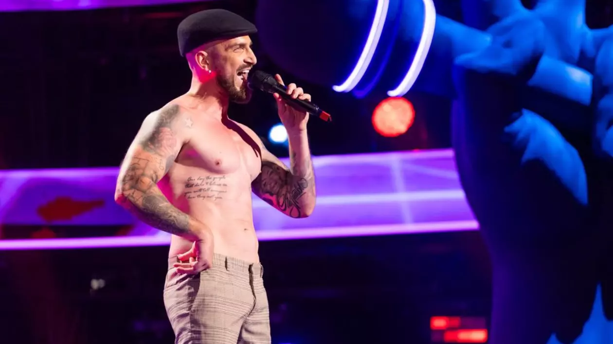 Silviu Mircescu a făcut striptease în timp ce a cântat la Vocea României 2024: „Fetele încă urlă în public”. În ce echipă a ajuns actorul