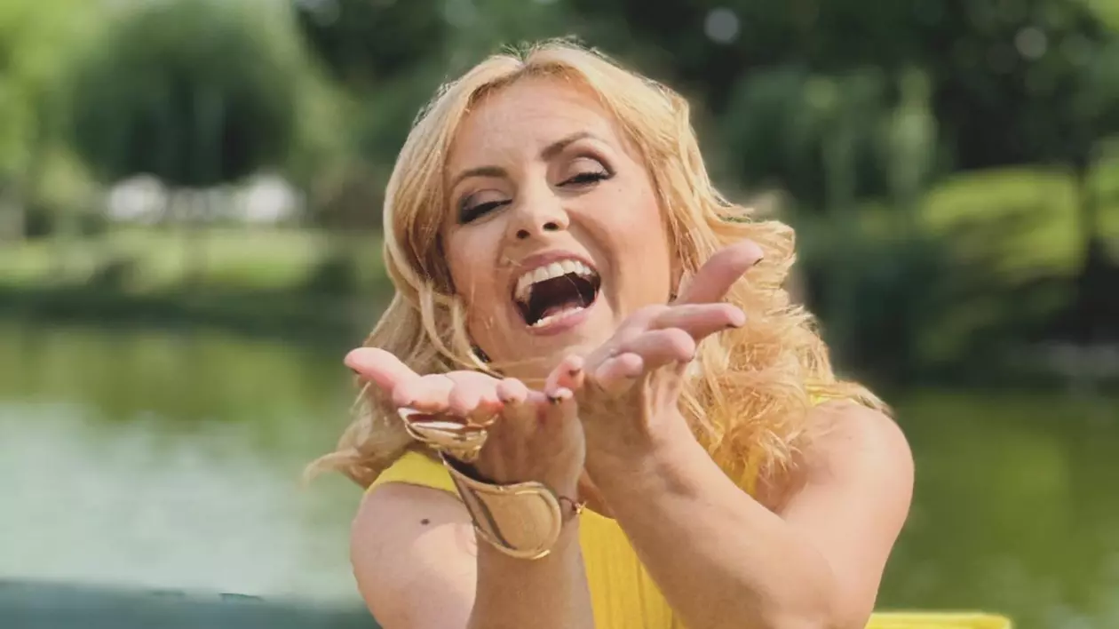Simona Gherghe s-a întâlnit cu Kate Hudson în vacanța în Grecia: „Cu un amestec de emoție și jenă să n-o deranjez, am rugat-o să facă o poză cu noi”