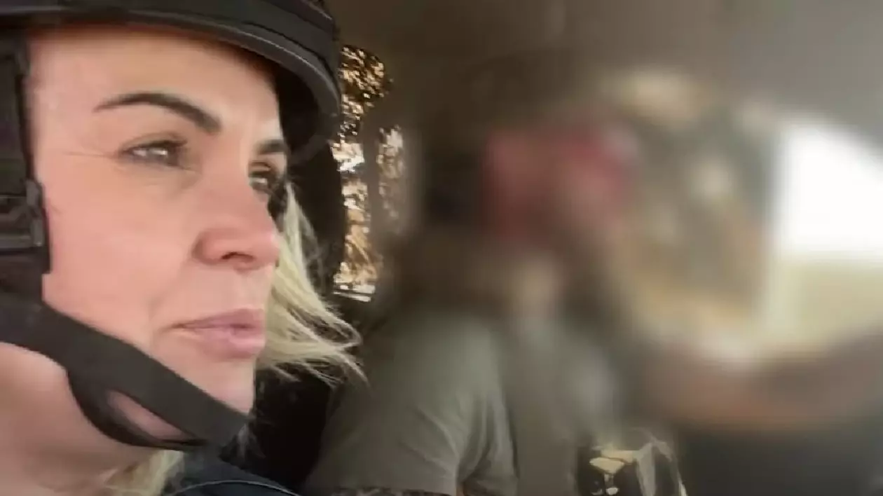 Stefania Battistini în timpul unui reportaj în regiunea Kursk Captură YouTube