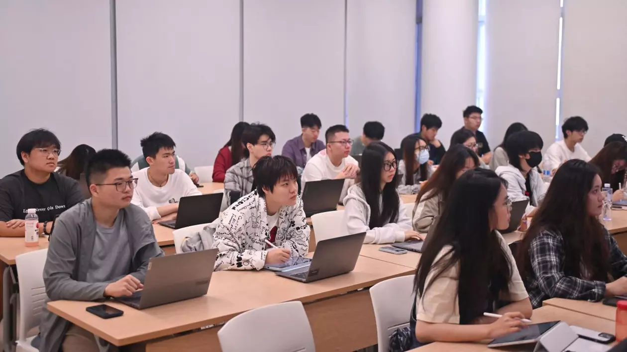 China îi avertizează pe studenți că „femei frumoase și bărbați chipeși” îi pot ademeni să devină spioni pentru agenții străine