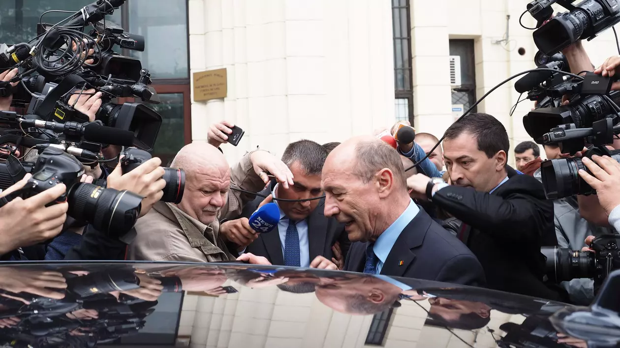 Traian Băsescu, asaltat de reprezentanți media la unul dintre termele procesului pe care l-a inițiat FOTO Ionuț Mureșan