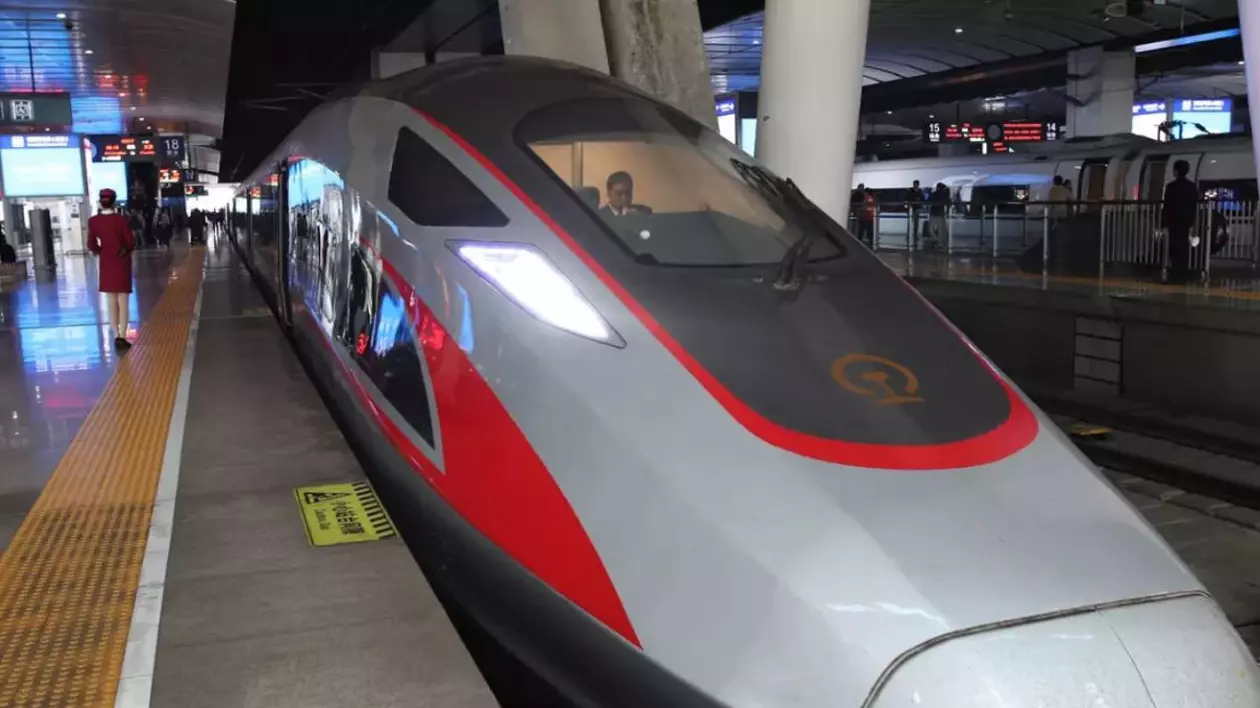 Primul tren electric chinezesc în România. Prin ce orașe va trece și care este viteza maximă cu care poate circula | VIDEO