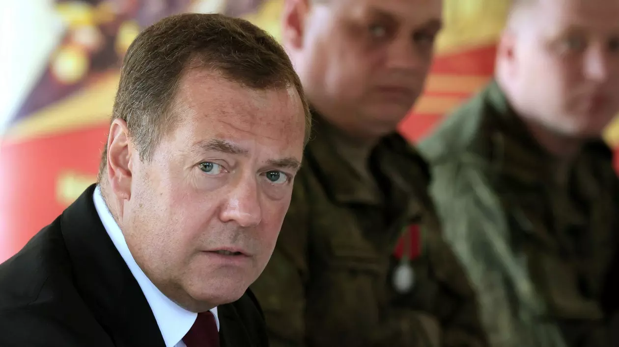 Dmitri Medvedev, avertisment pentru generalul polonez care a amenințat că va ataca Sankt Petersburg: „Stați cuminți și nu treziți «Fiara»”