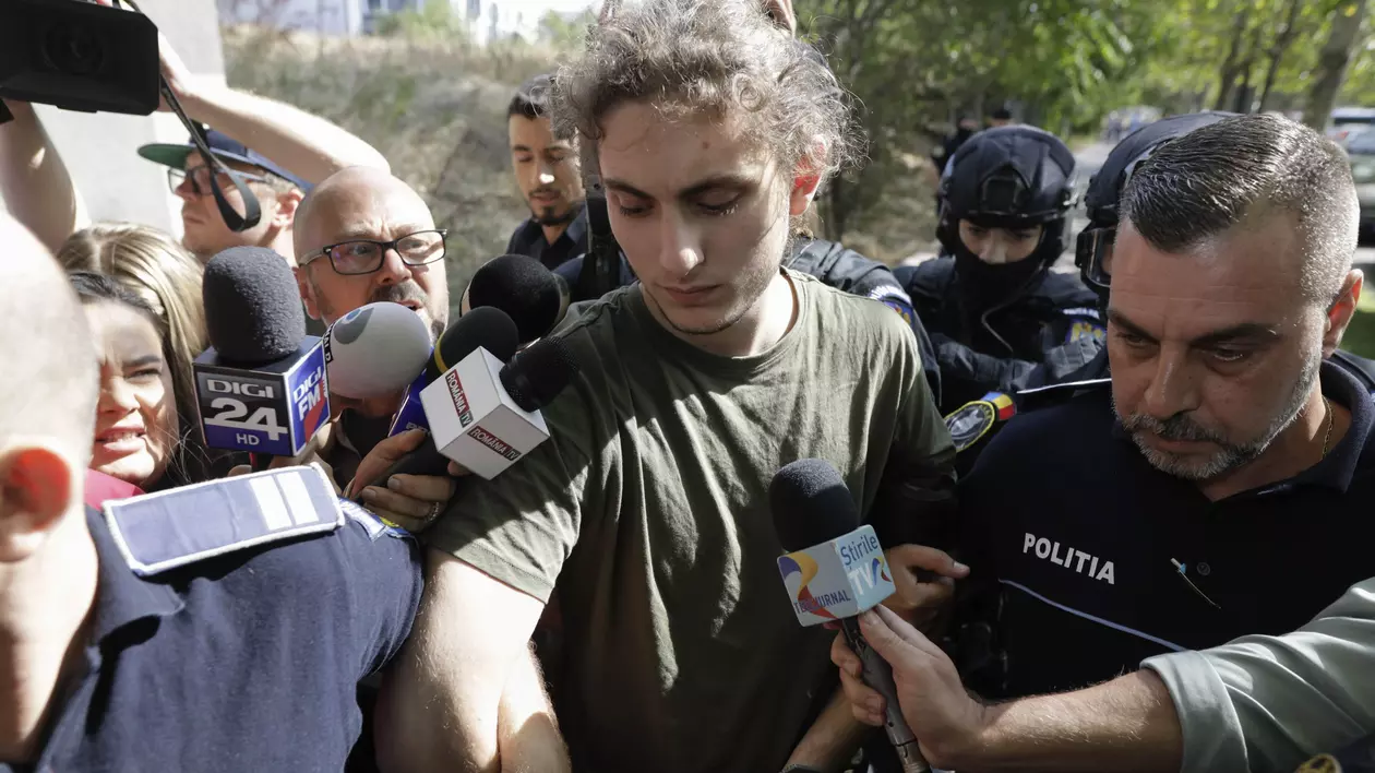 Vlad Pascu, adus la instanță de polițiști și flancat de jurnaliști