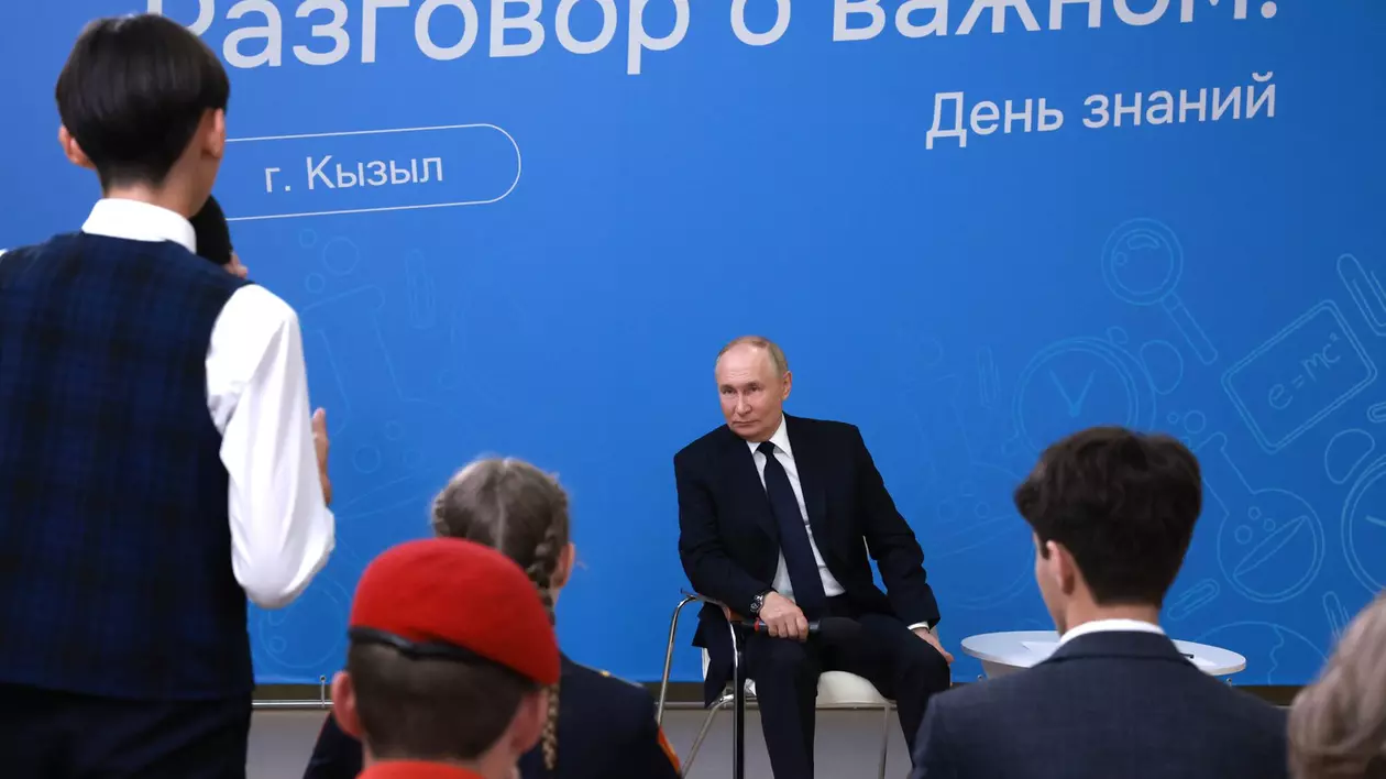 Vladimir Putin în rol de „profesor” Foto: Profimedia