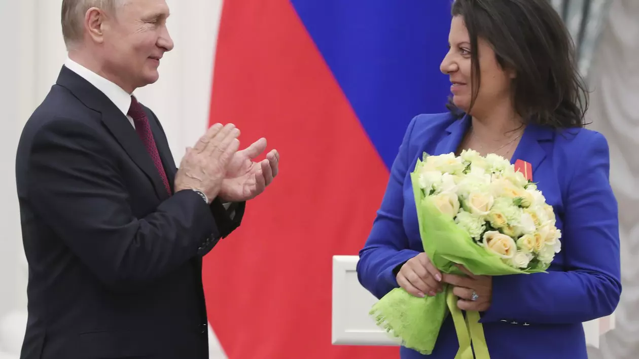 Vladimir Putin o aplaudă pe șefa RT, Margarita Simonian, după ce a decorat-o cu ordinul Aleksandr Nevski Foto: Profimedia