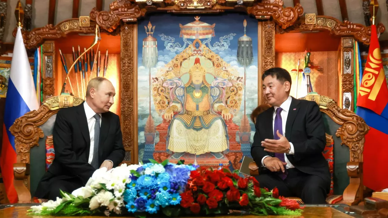 Vladimir Putin (stânga) și omologul său mongol Ukhnaagiin Khürelsükh surprinși în timp ce discută într-o iurtă instalată la Palatul Guvernului de la Ulaanbaatar Foto: Profimedia