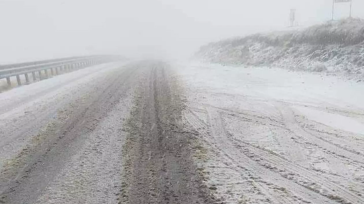 Zăpadă pe Transalpina, din cauza ciclonului Boris. Salvamontiștii au ajutat mai mulți turiști străini să coboare din Parâng | VIDEO