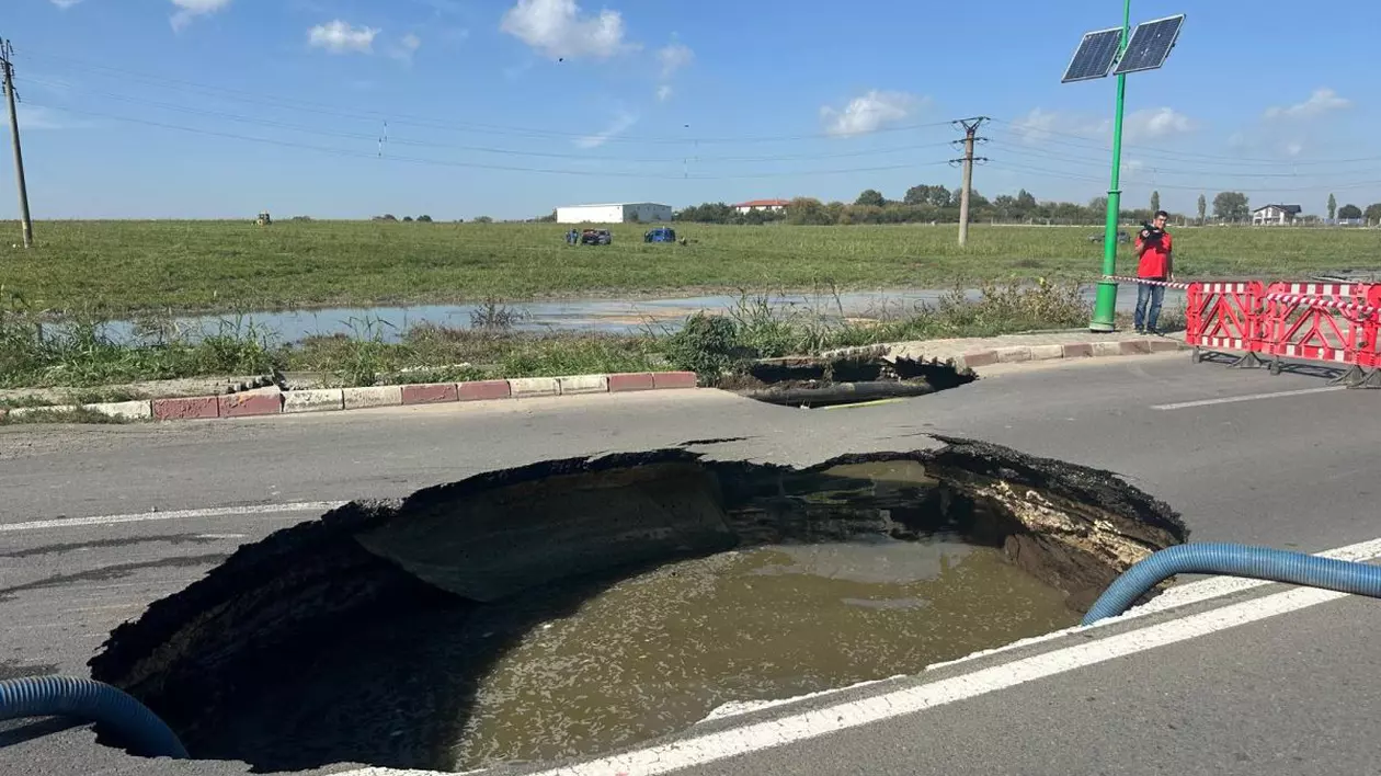 Groapă uriașă în mijlocul șoselei dintre Năvodari și Lumina. Drumul județean a fost reabilitat în urmă cu 10 ani | VIDEO