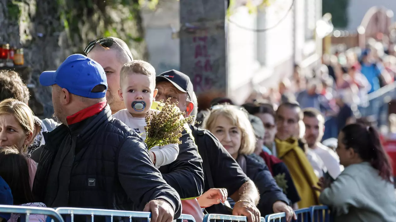 Pelerinaj la moaștele Sfintei Parascheva. Imagini cu miile de oameni veniți la Iași din toată țara