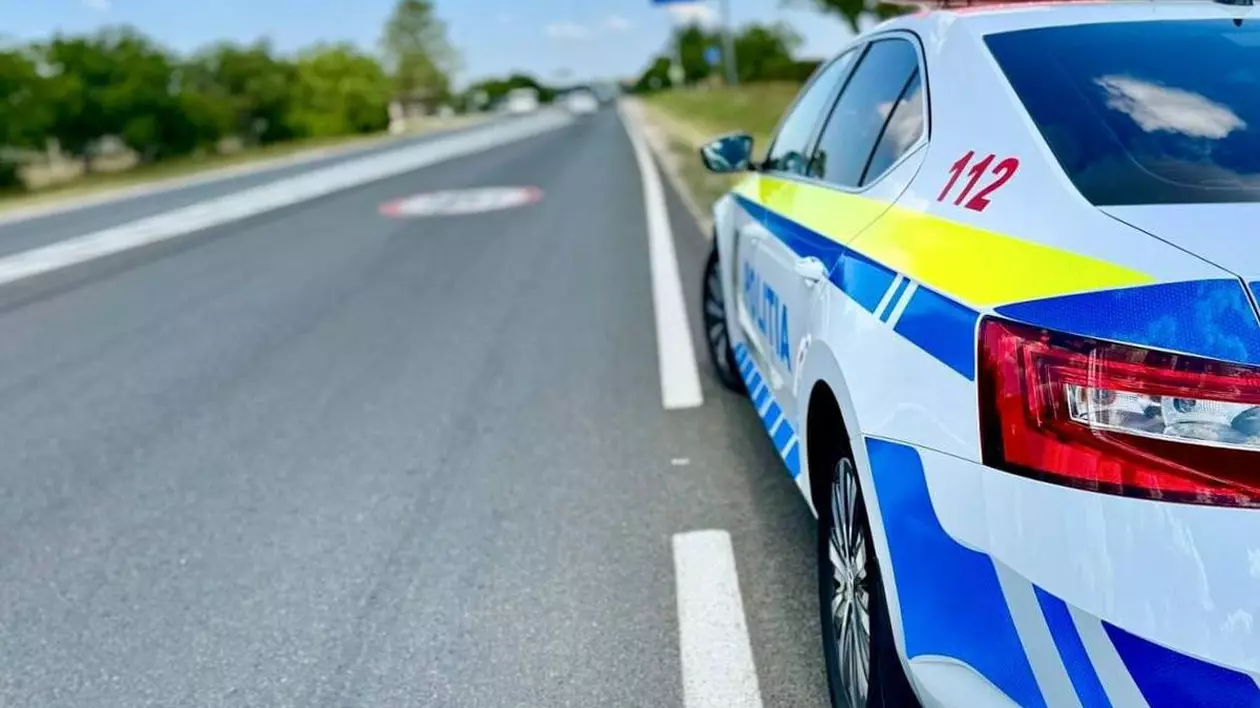 Un șofer beat cade din mașină în momentul în care polițistul îi cere actele. „Vă prezentați în stare de ebrietate la volan, domnule!” | VIDEO