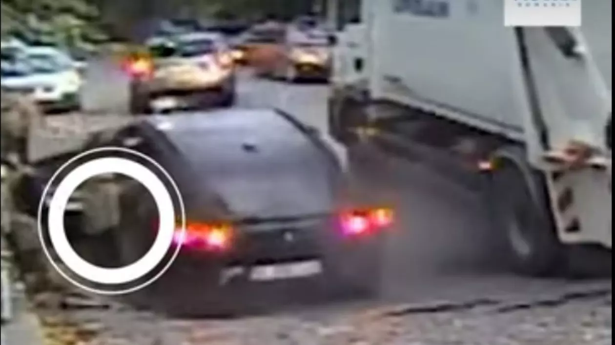 Momentul în care o mașină cade într-o groapă formată în asfalt în București I VIDEO