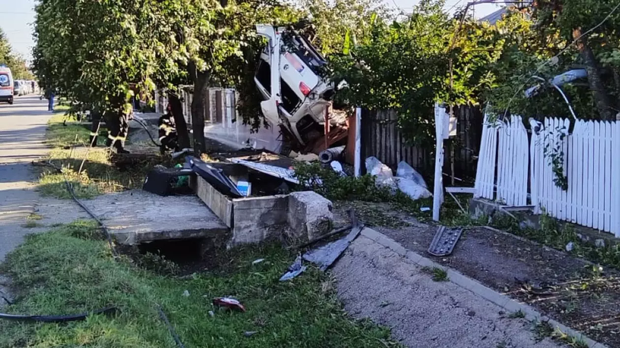 Șofer cu permisul anulat, mort într-un accident la Filipeștii de Târg, în Prahova. Numerele provizorii ale mașinii erau expirate