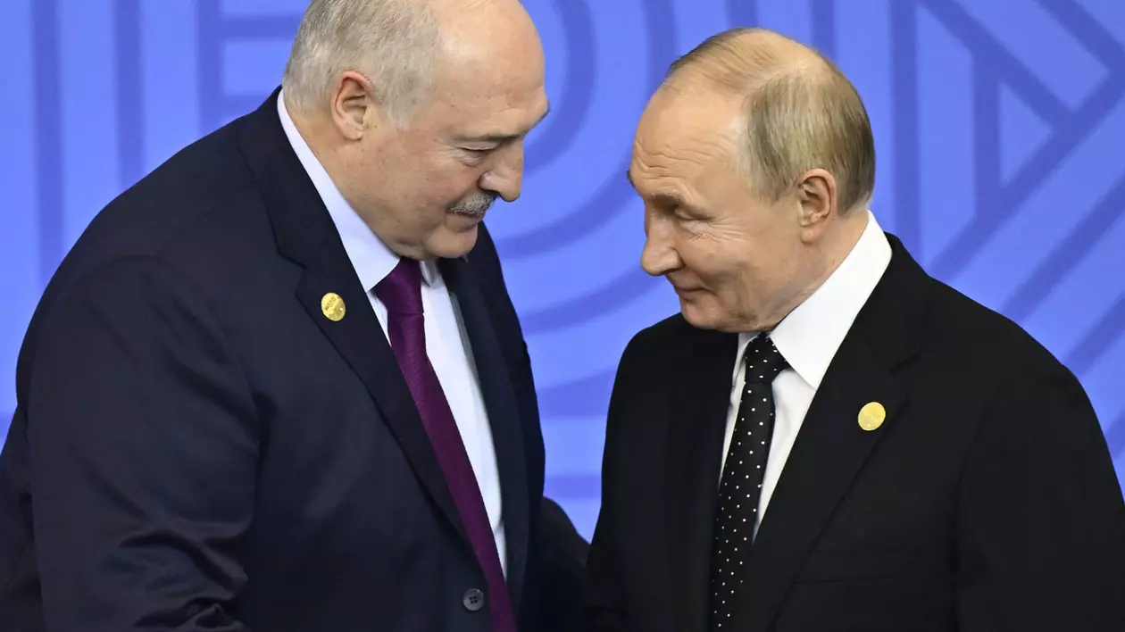 Aleksandr Lukașenko (stânga) și Vladimir Putin la summitul BRICS de la Kazan Foto: Profimedia
