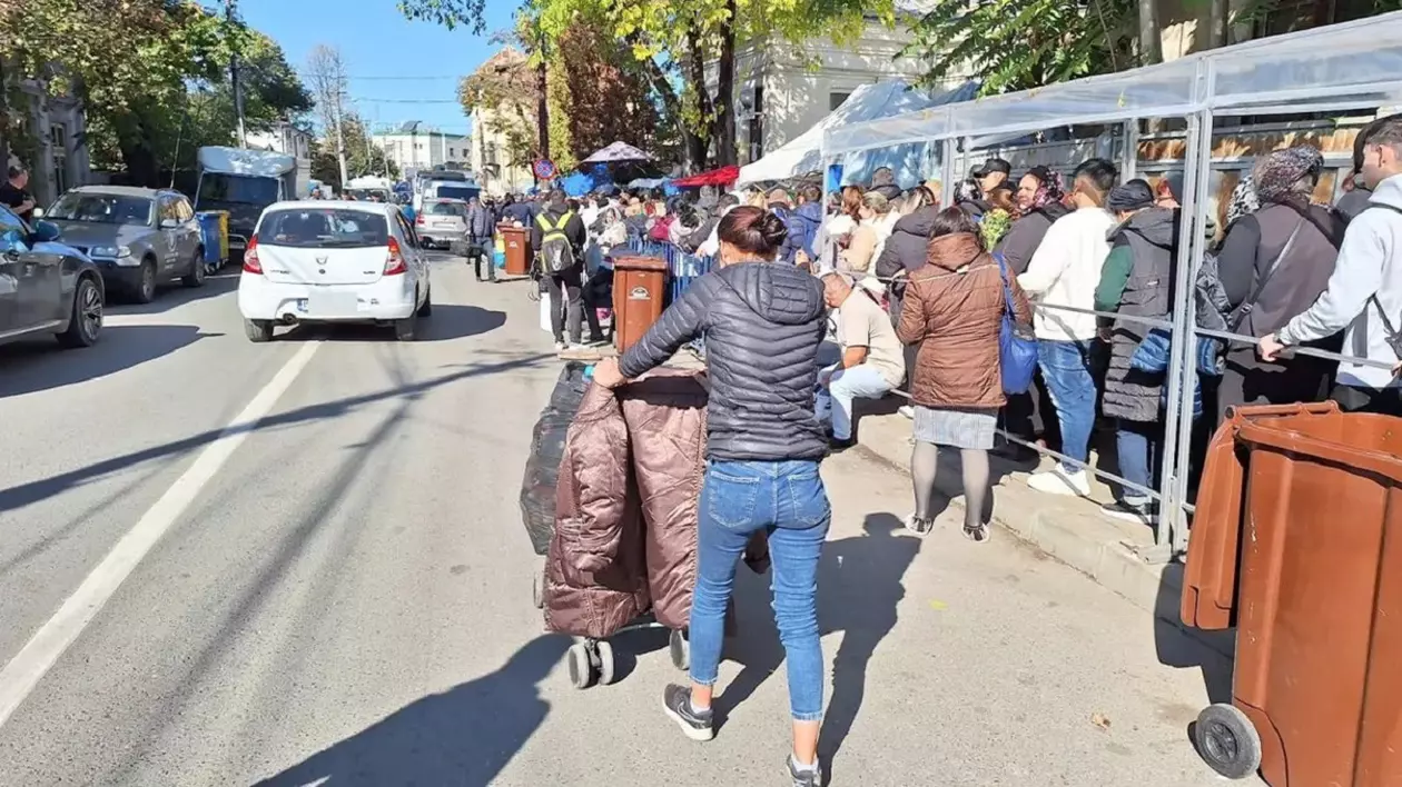 O mamă singură a unui băiat de 12 ani din Iași a strâns sute de PET-uri pe zi, la pelerinajul de Sf. Parascheva: „Să poată merge la școală, să nu fie ca mine, cu 4 clase”