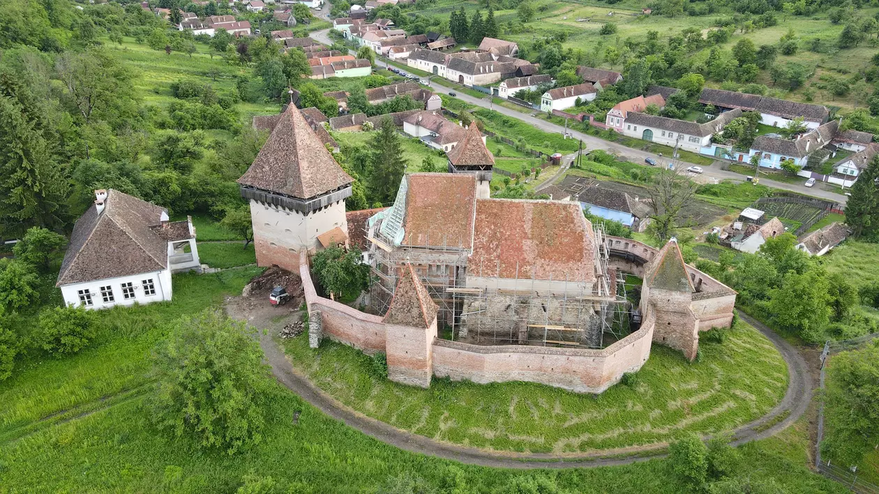 Alma Vii, satul săsesc din Transilvania readus la viață după refacerea bisericii fortificate vechi de 700 de ani. „Frigiderul” medieval, una dintre atracțiile locului 