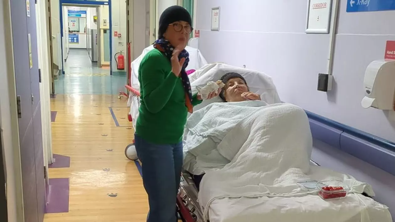 Bunică română de 86 de ani, lăsată să aștepte 25 de ore pe holurile unui spital din Londra, după ce a suferit un atac de cord