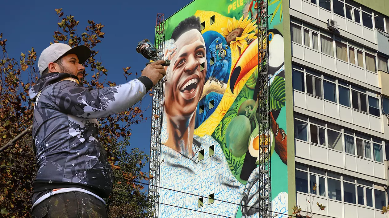Fotbalistul Vinícius, pictură murală uriașă în centrul Bucureștiului. „Blocul acesta începe să devină faimos”. Lucrarea este realizată de un artist brazilian celebru