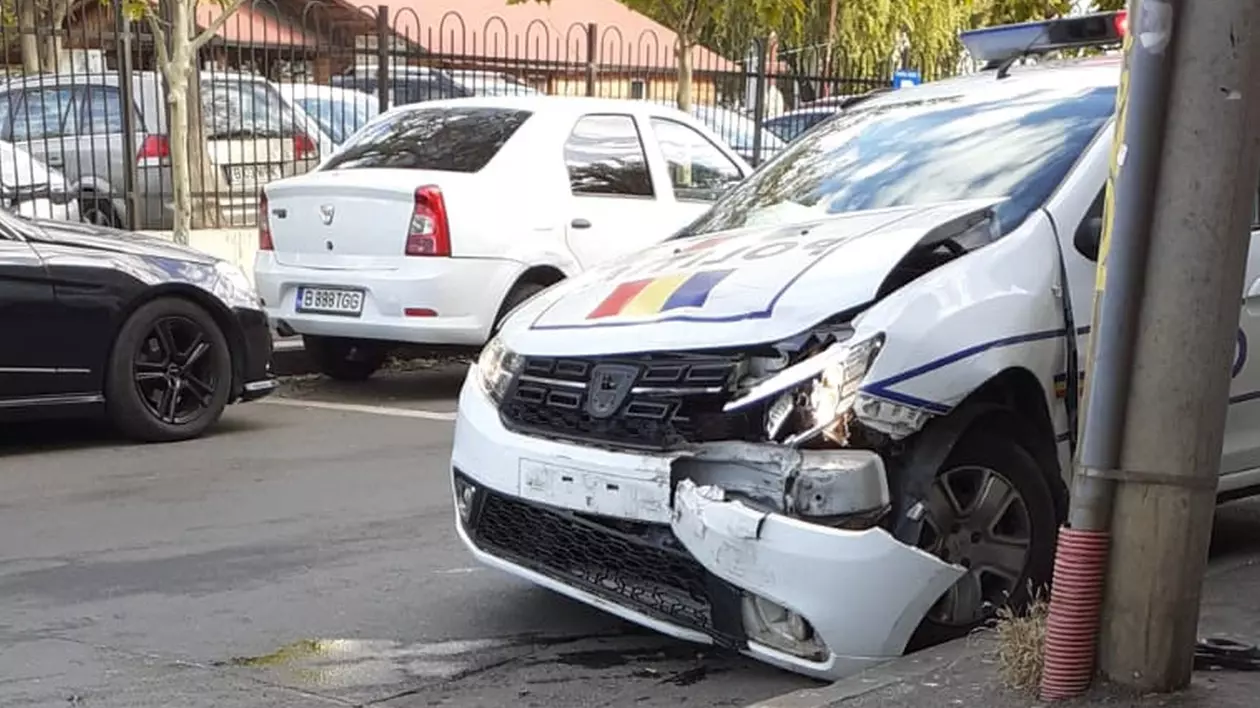 Autospeciala Poliției care transporta doi reținuți a făcut accident pe Calea Dudești, în București