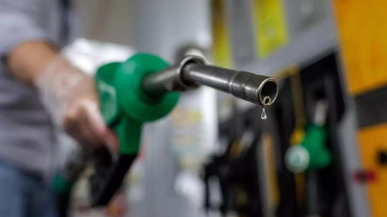 De ce benzina de un leu pe litru este o utopie. Expert: „Dacă ar fi gratis petrolul, benzina tot ar costa 4,2 lei în final”