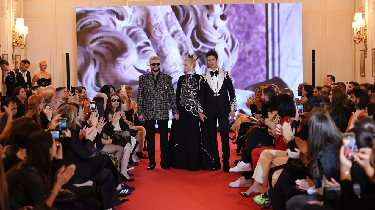 Cătălin Botezatu, aplaudat la Paris Fashion Week 2024. Și-a prezentat noua colecție haute-couture la Hotelul Ritz