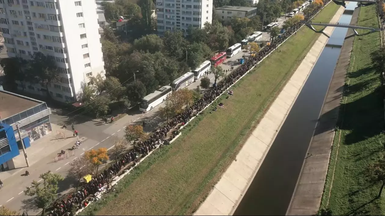 Imagini cu mii de pelerini care stau la coadă la moaștele Sfintei Parascheva, filmate cu drona