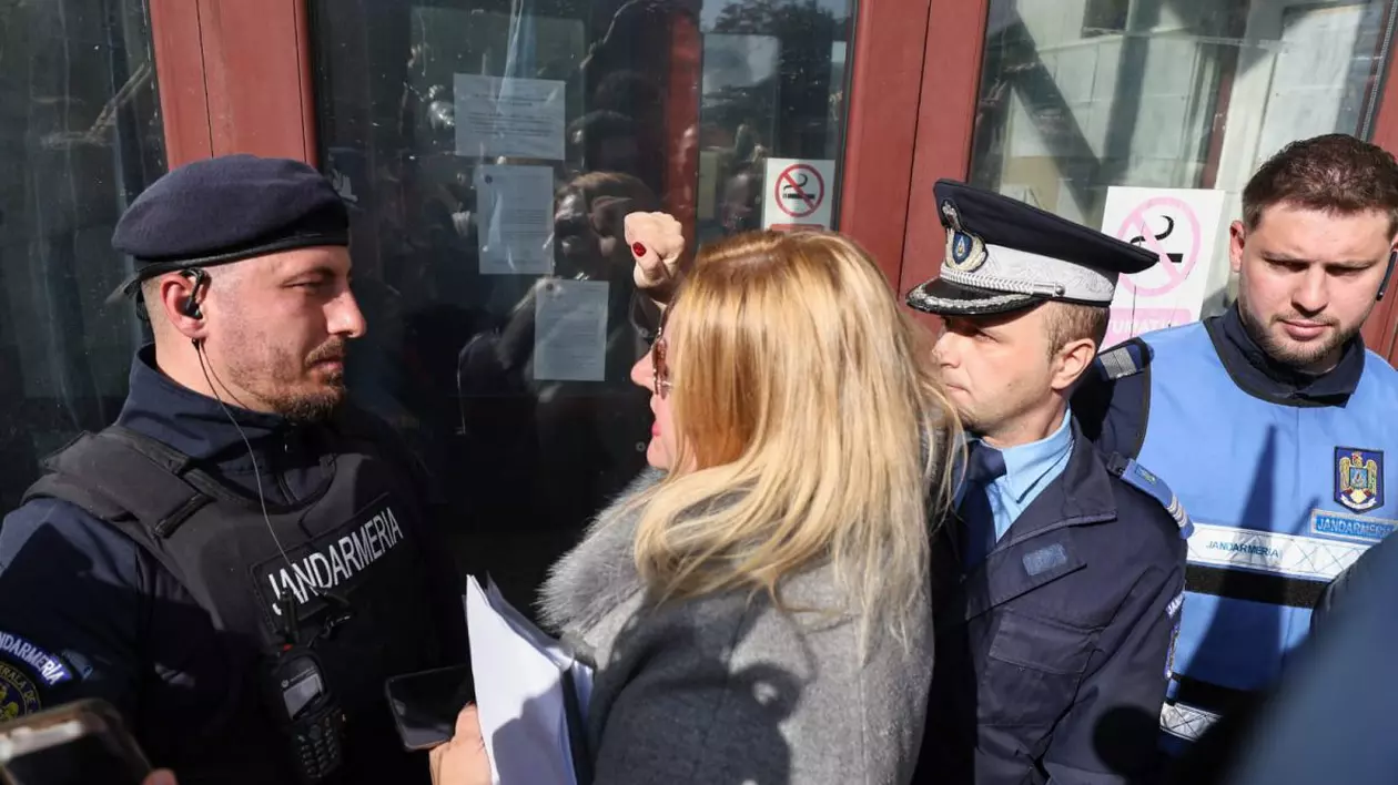 Diana Șoșoacă în fața sediului Parchetului general din București