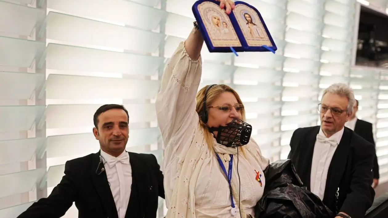 Diana Șoșoacă, penalizată de Parlamentul European pentru scandalul din iulie. Eurodeputata are interzis în plen și a rămas fără indemnizație timp de șapte zile