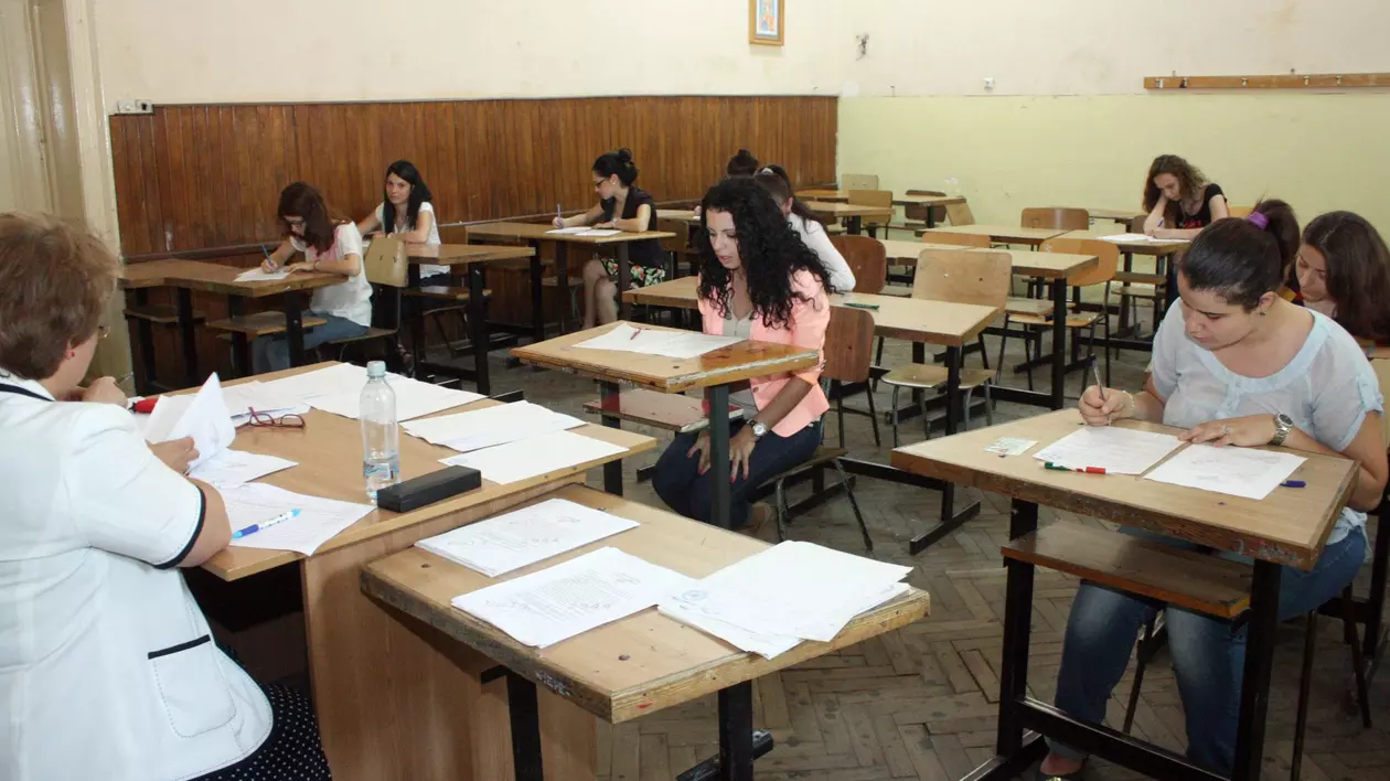 Elevi in sala de clasa