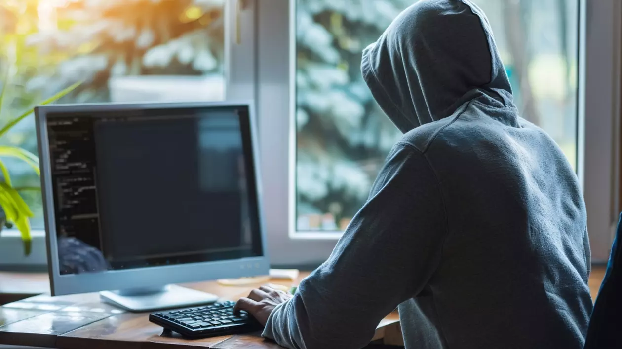 hacker, atacator cibernetic