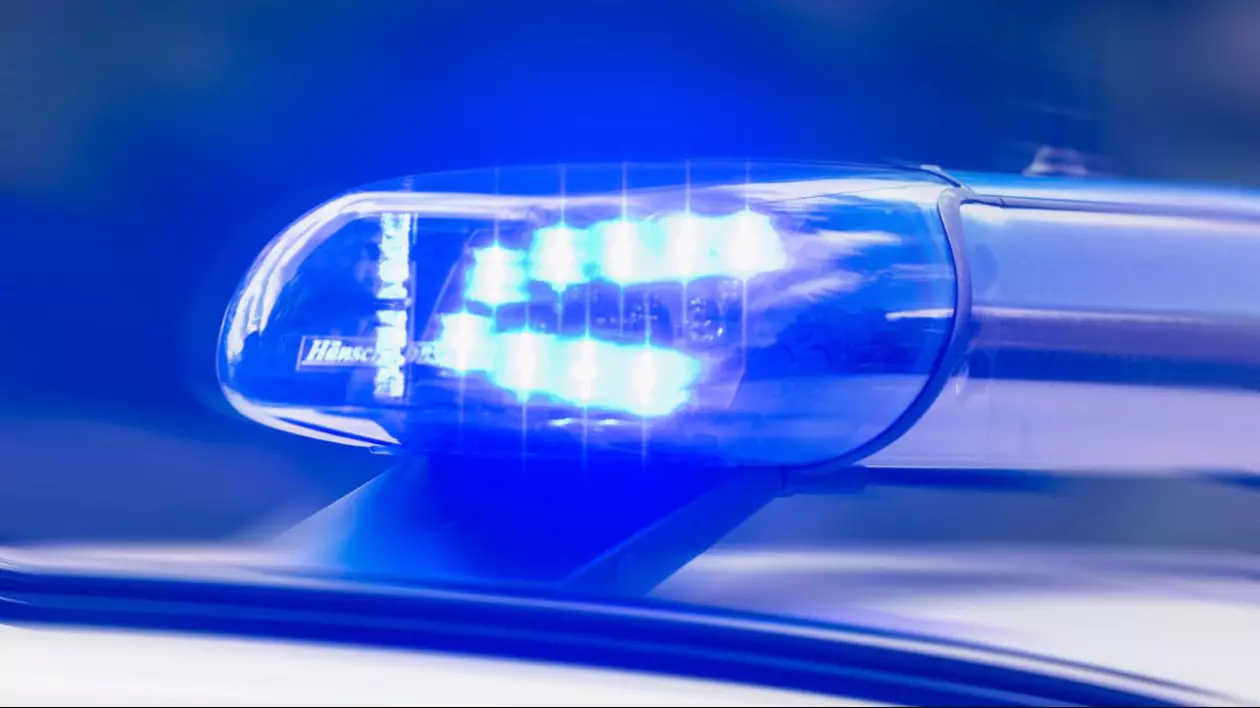 O mașină de poliție care este în misiune, cu girofarul aprins