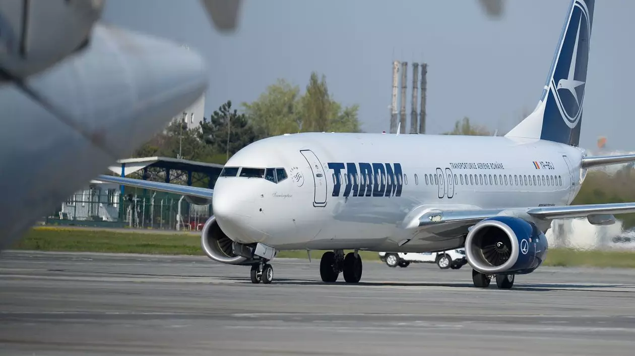 Imagini virale de pe Aeroportul Henri Coandă, unde două avioane Airbus A318 au fost tăiate