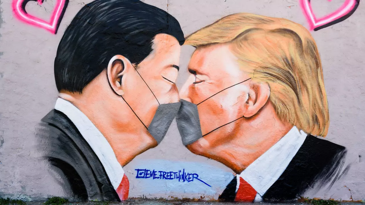 Caricatură din Berlin cu Xi Jinping și Donald Trump.