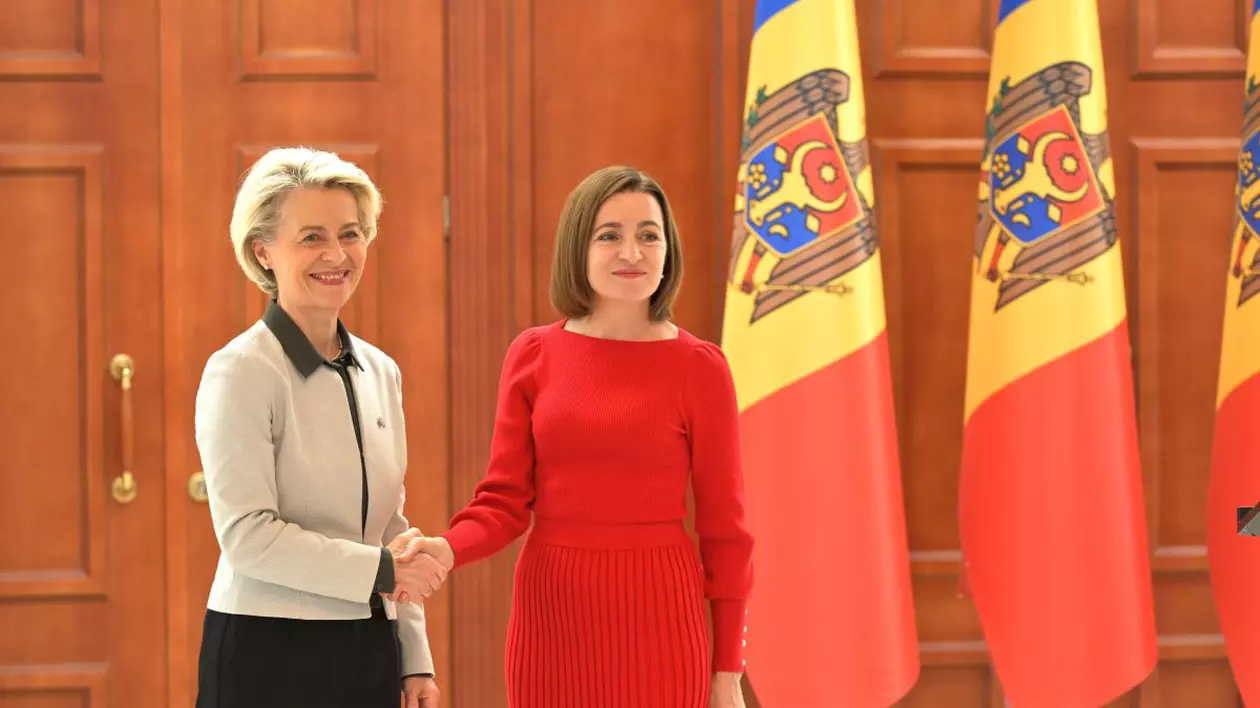 Ursula von der Leyen (stânga), alături de Maia Sandu, în cursul unei vizite efectuate pe 10 octombrie la Chișinău Foto: Hepta