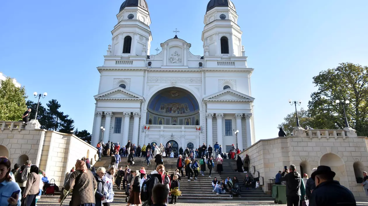 Programul pelerinajului de Sfânta Parascheva 2024 - Imegine cu credinciosi stau la rand pentru a se ruga la moastele Sfintei Parascheva in timpul pelerinajului anual de la Catedrala Mitropolitana din Iasi.