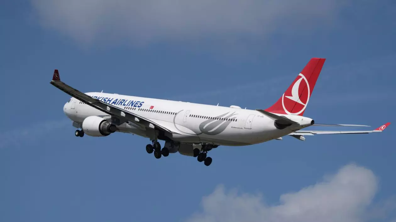 Un pilot a murit în timpul zborului, iar avionul a aterizat de urgență la New York