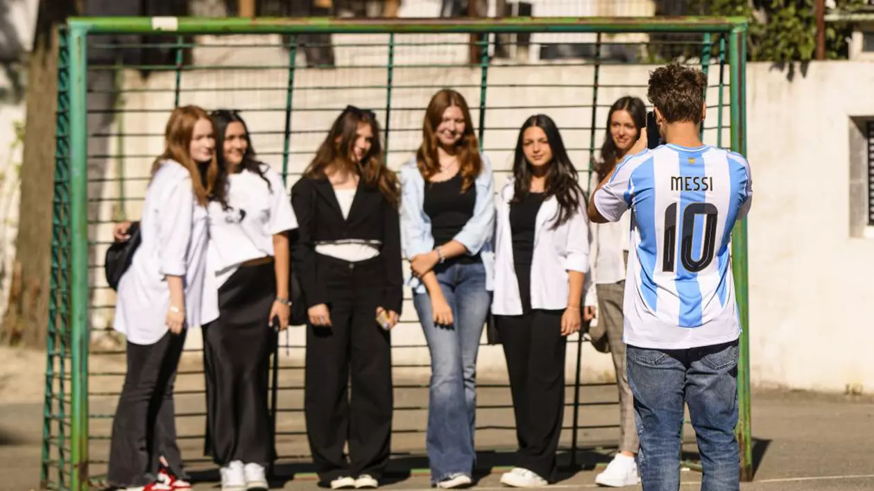 Elevi ai Colegiului National "Mihai Viteazul" pozeaza in timpul festivitatii de deschidere a noului an scolar, 2024- 2025. Foto: Hepta