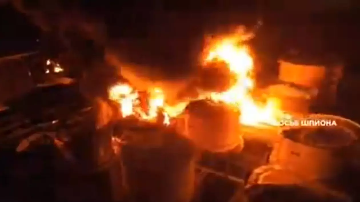 Rusia evacuează populația de lângă cel mai mare terminal petrolier din Crimeea după ce a scăpat flăcările de sub control | VIDEO